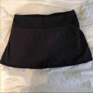 Lululemon skirt size 6. Good condition.